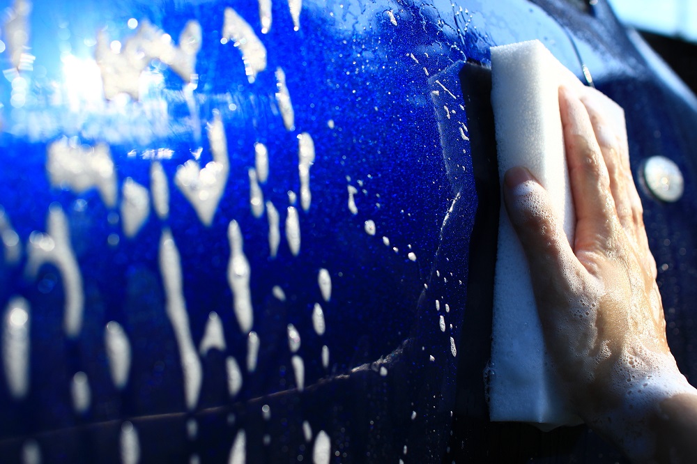 洗車で傷が付く原因と対策を解説！初心者向けの洗車グッズ10選も紹介