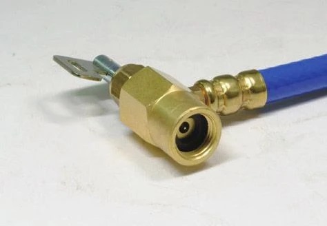 チャージホースにガス管を取り付け