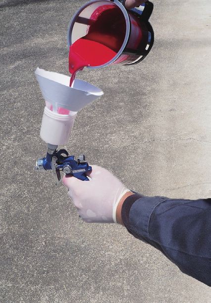 スプレーガンに塗料を移す