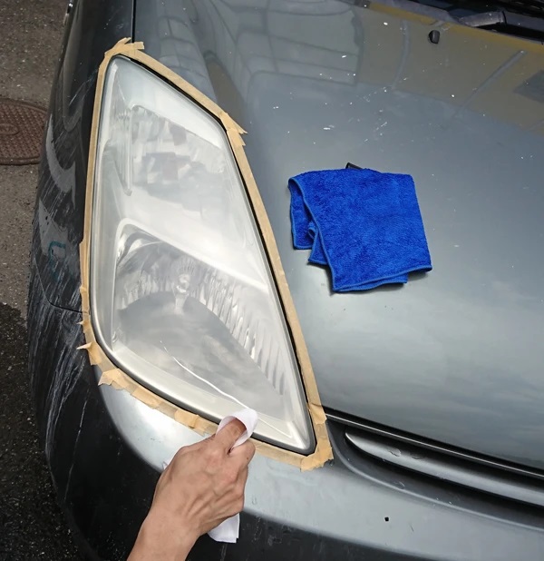車のヘッドライトのくすみ取り