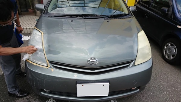 車のヘッドライトのくすみ取り