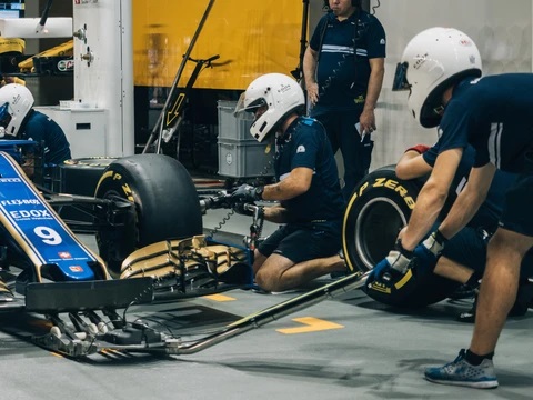 ピットインした車両のタイヤ交換